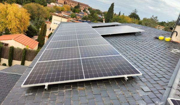 Instalación finalizada de placas solares en tejado