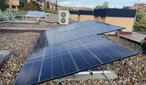 Instalación de paneles solares en azotea de edificio comunitario