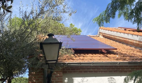 Placas solares en tejado de vivienda